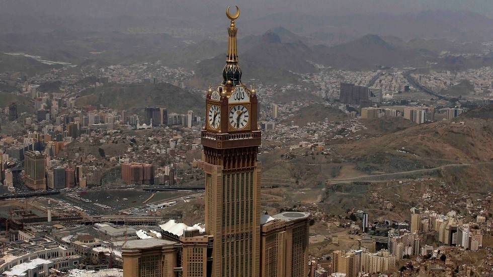 مكة تتهيأ لثلاث قمم وسط ازدحام المصلين مع قرب نهاية رمضان