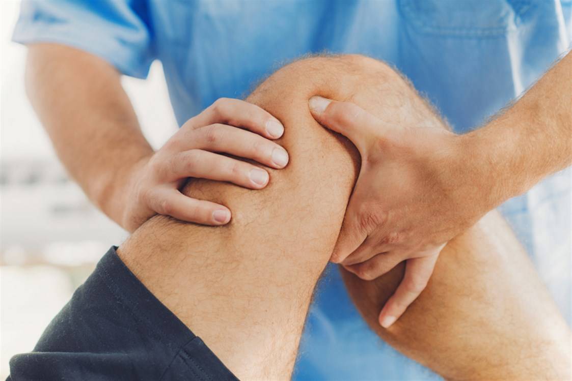 ما هي أسباب وعلاجات الأوجاع المزمنة في الركبتين؟