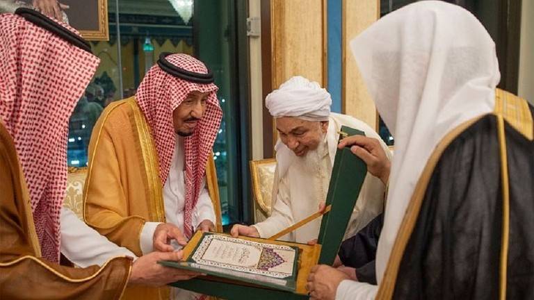 الملك سلمان يتسلم "وثيقة مكة المكرمة" ويلقي كلمة بالمناسبة