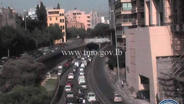 تعطل شاحنة تحت جسر زقاق البلاط باتجاه نفق سليم سلام سبب ازدحاما مروريا