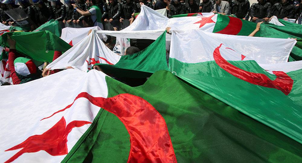 مسيرات في الجزائر تطالب برحيل رموز النظام