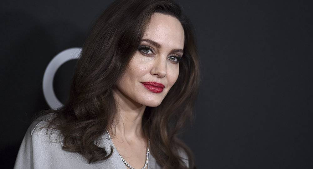شاهد صور نادرة من طفولة أنجلينا جولي