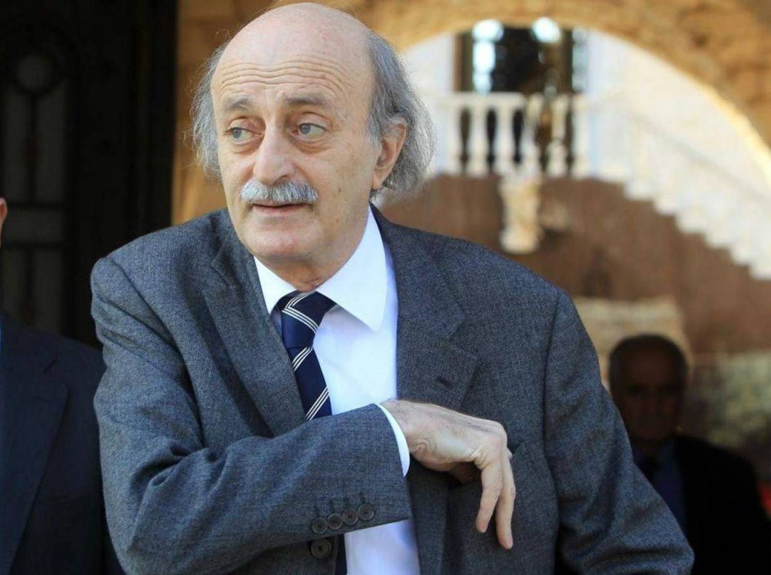 جنبلاط بدء المعارضة ضد العهد ثم خففها