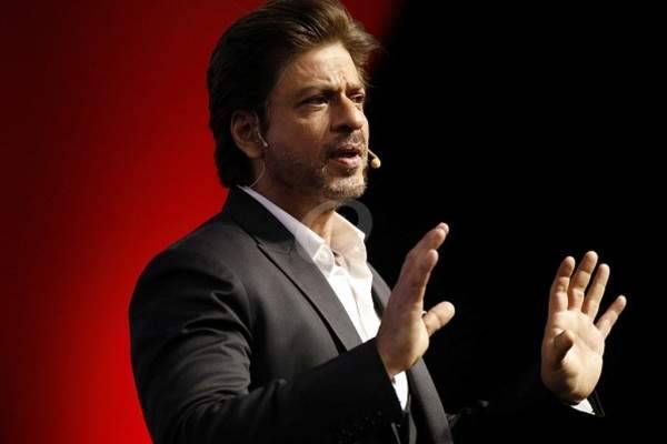 شاروخان يحقّق أمنية معجبة بعمر الـ50 عاماً.. بالصور