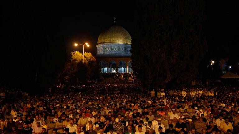 نحو 450 ألف مصل يحيون ليلة القدر في المسجد الأقصى..(صور)