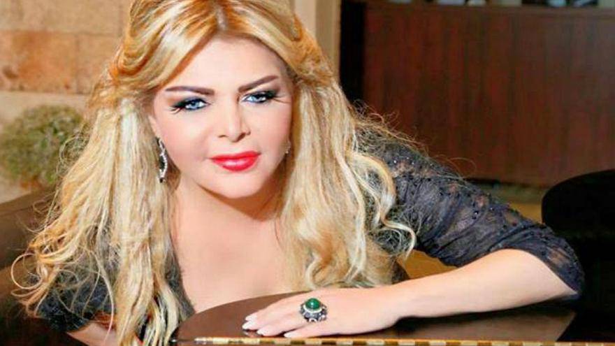 فلة الجزائرية تثير الجدل بالفستان الأبيض-بالصورة