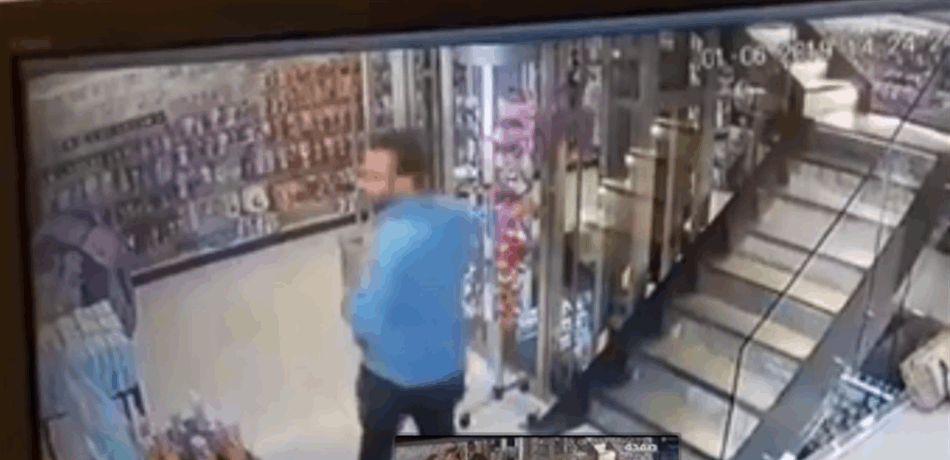فيديو تقشعر له الأبدان في الشياح: ضرب مدير الصيدلية.. والسبب خطيبته!