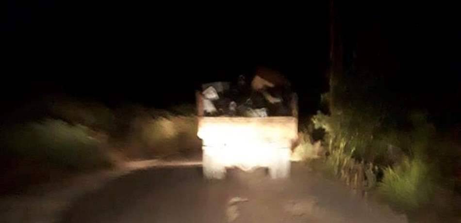محاولة تفريغ حمولة من النفايات في عكار.. والاهالي تصدوا لسائق الشاحنة