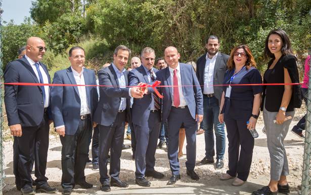 معوض افتــــتح مشروعاً لتولـيد

الكهرباء بــــالألـــواح الشمسية