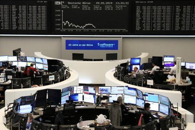 الأسهم الأوروبية تنخفض بسبب مخاوف التجارة وصفقة إنفنيون