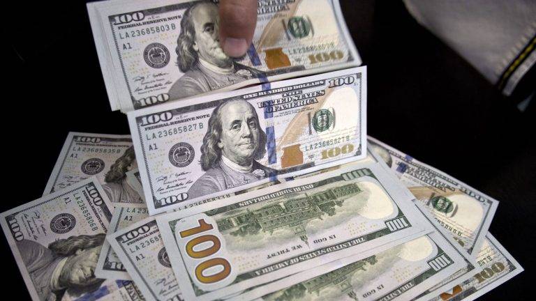 الدولار ينخفض بسبب توقعات الفائدة والين عند أعلى مستوى في 5 أشهر