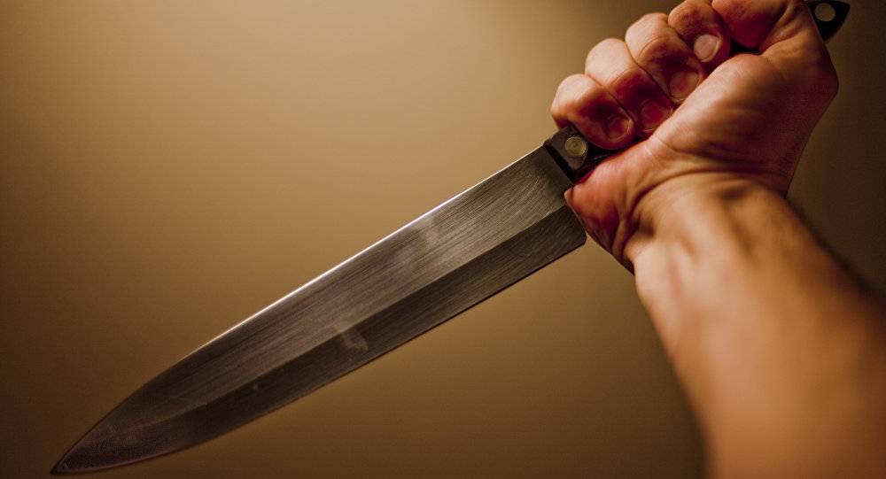 إلقاء القبض على رجل يحمل سكينين في مطار غاتويك بلندن