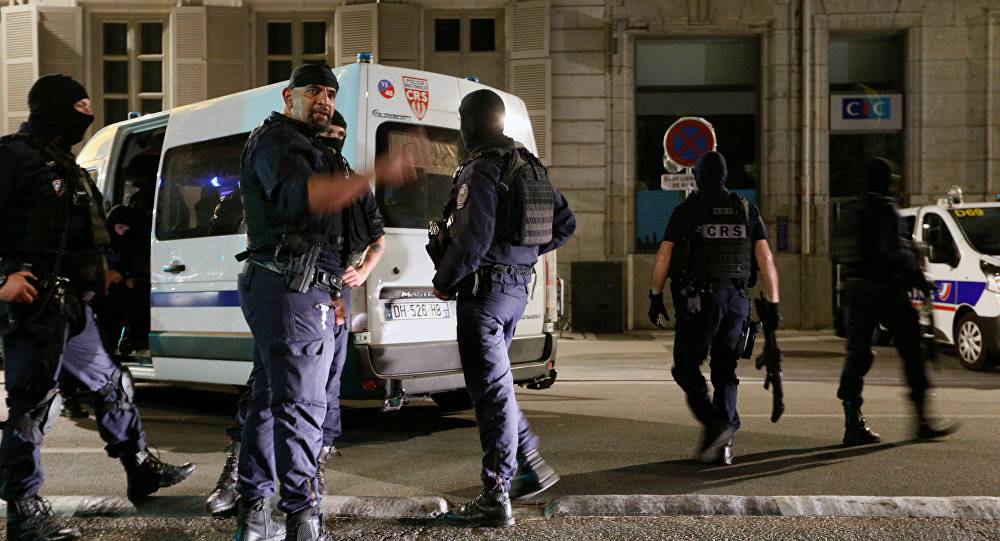 فرنسا تسجن إمام مسجد تورط في تهريب مهاجرين إلى بريطانيا