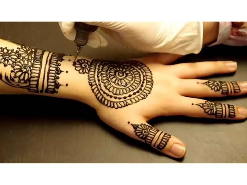 متخصصون يحذرون من استخدام الحناء السوداء... والسبب؟