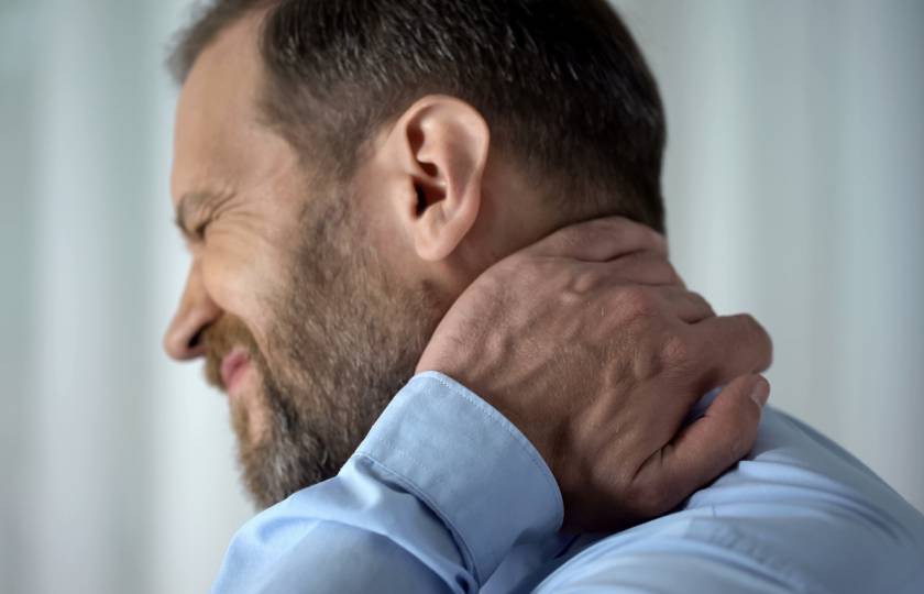 تشعر بتشنُّج الرقبة وتصلُّبها؟ إليك الأسباب وطرق العلاج للتخلص من هذا الألم