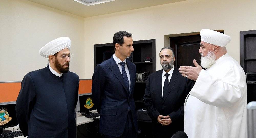بشار الأسد يؤدي صلاة عيد الفطر في جامع الرئيس حافظ الأسد بدمشق (صور)