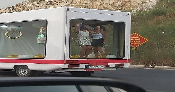 سيدتان ترقصان قبل نهر الكلب