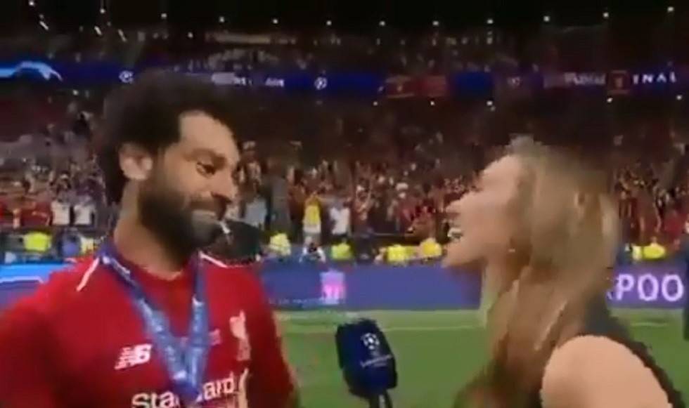 اقتربت منه لتقبّله! هذا ما فعله صلاح مع مراسلة تلفزيونية