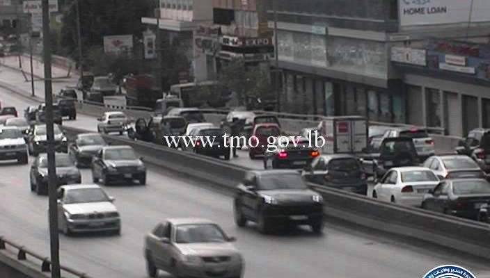 3 جرحى بتصادم بين سيارة ودراجة نارية على جسر الدورة باتجاه الكرنتينا