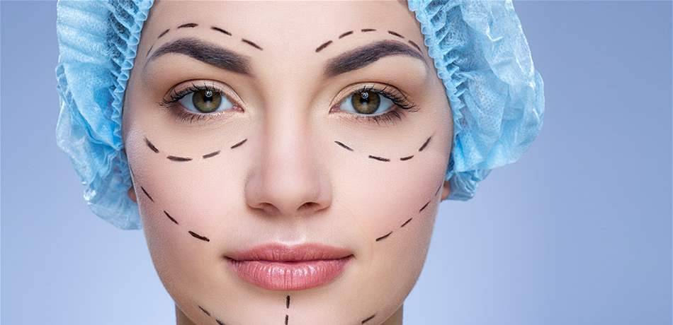 بعد "تذويب" الفيلر.. هكذا أصبح شكل هذه الفنانة اللبنانية الشهيرة! (فيديو)
