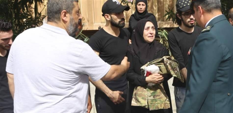 تشييع الشهيد إبراهيم محمد صالح.. والدته حضرت بثيابه العسكرية (فيديو وصور)