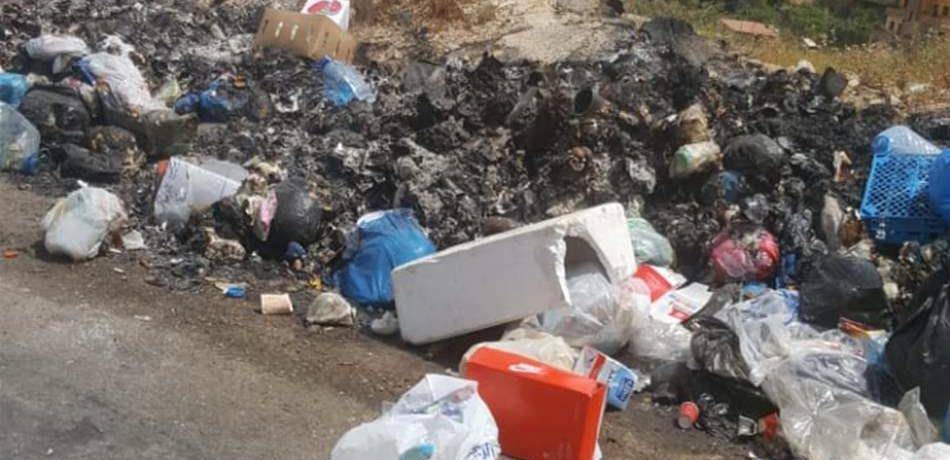 بلدية تقوم بحرق النفايات يومياً على طريق الضنية