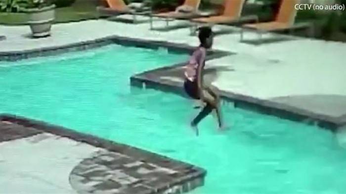 طفل قام بخطوة بطولية... شاهدوا كيف أنقذ شقيقته الصغرى من الغرق! (فيديو)