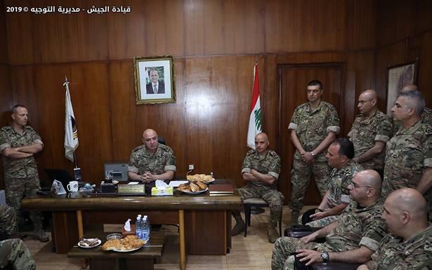 شكر الشعار على مواقفه الداعمة للجيش

قائد الجيش تفقد الوحدات المنتشرة في طرابلس :

الضريبة غالية... وسنبقى في جهوزّية لمواجهة أيّ خطر