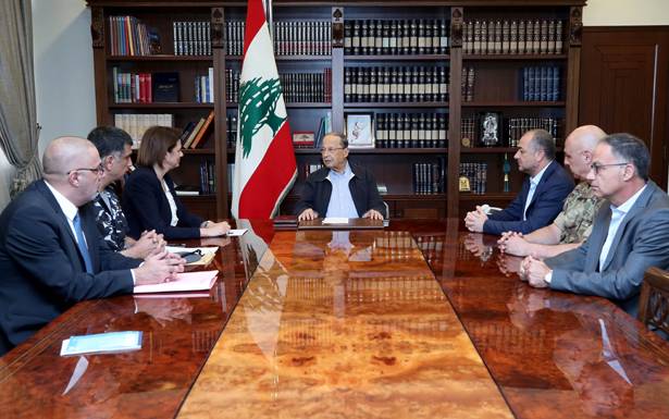 ترأس إجتماعاً أمنياً للبحث في الإعتداء الإرهابي

رئـيـس الجمهوريّة : أيّ عبث بالأمن سيُلقى الردّ الحاسم

المعطيات الأوليّة خلفيّات ثأريّة من الجيش والقوى الأمنيّة