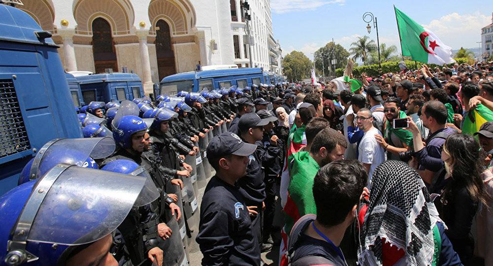 الجزائر... اعتقال عشرات المتظاهرين