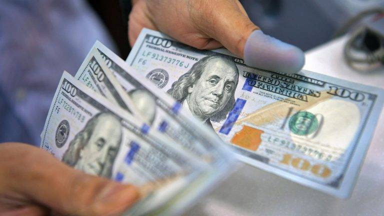 الدولار يتجه لأسوأ أداء أسبوعي منذ بداية العام الجاري