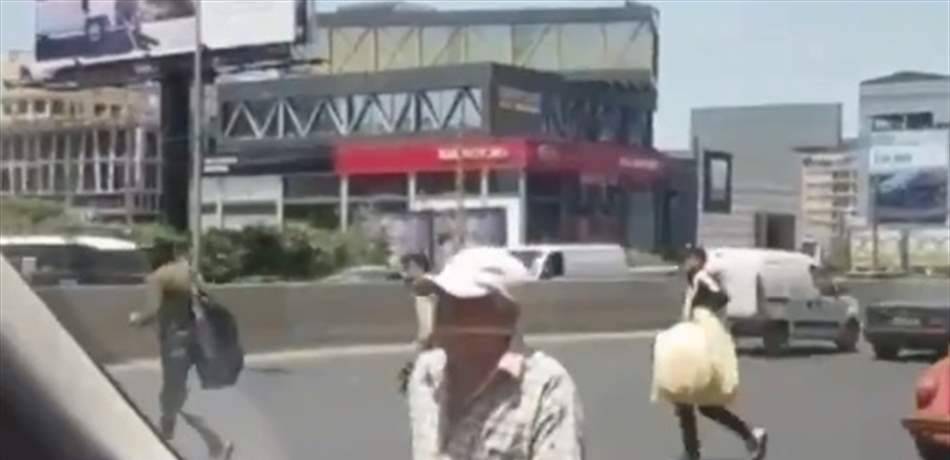 البائعون يقطعون الطريق بطريقة خطيرة على اوتوستراد الدورة- الزلقا (فيديو)