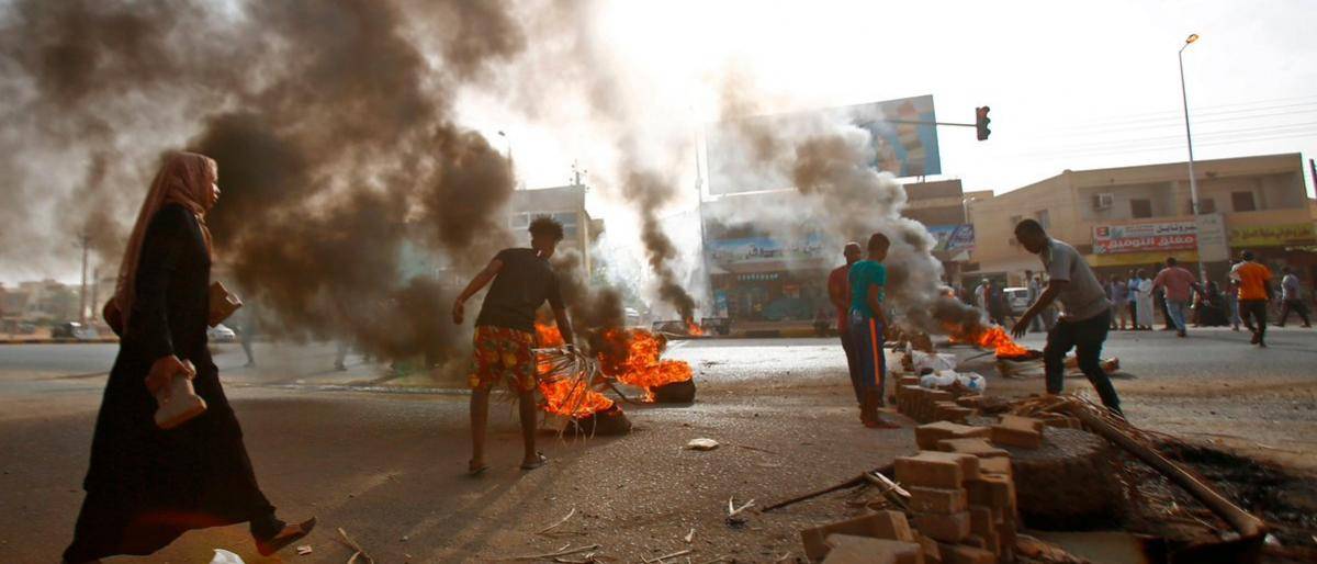 الحراك السوداني يبدأ العصيان.. واعتقالات تطال نشطاءه