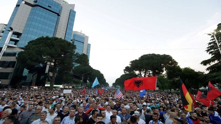 رئيس ألبانيا يلغي الانتخابات البلدية ورئيس وزرائها يصر على إجرائها