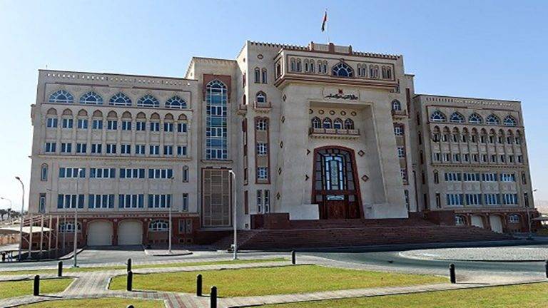سلطنة عمان تحظر 39 جامعة مزيفة معظمها أمريكية