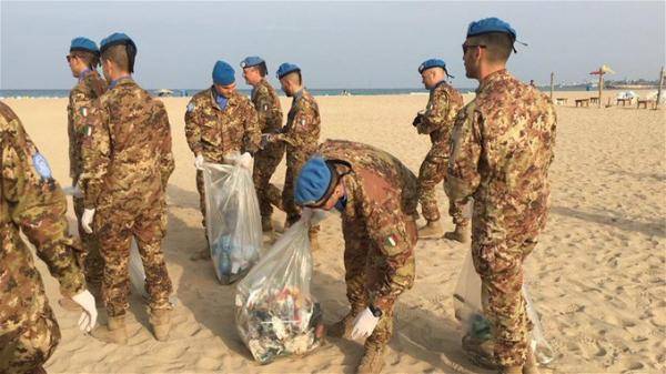 اليونيفيل يشارك في حملة التنظيف على شواطئ صور