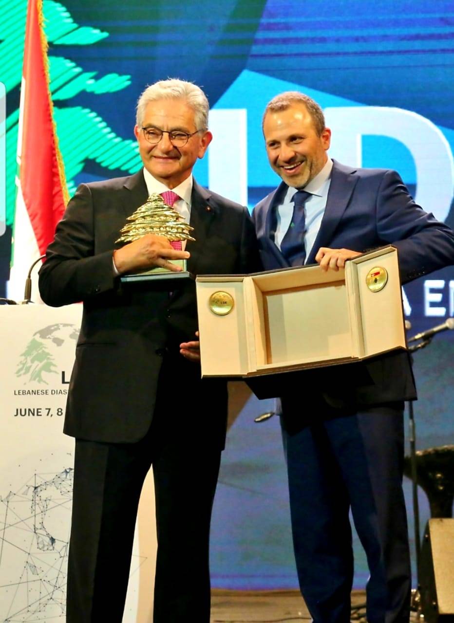 باسيل يمنح سليم صفير جائزة الاستحقاق الوطني