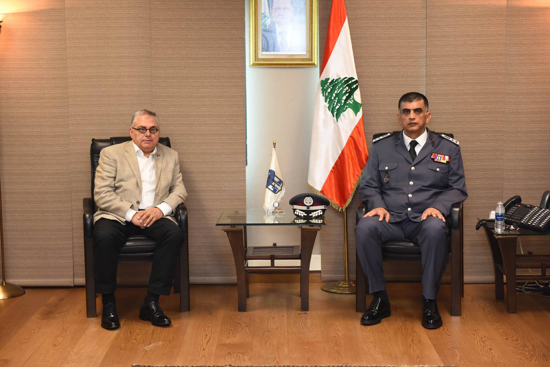 عثمان تقبل التهاني بعيد قوى الامن من رئيس الصليب الاحمر