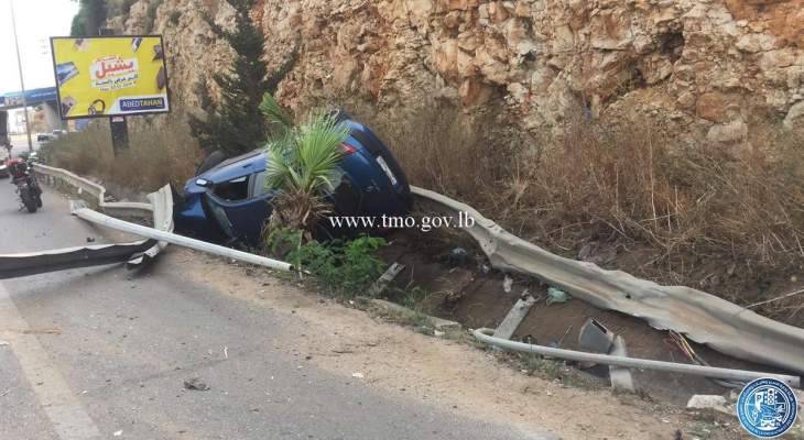 اصطدام سيارة بعامود إنارة وانقلابها على اوتوستراد الجية والأضرار مادية
