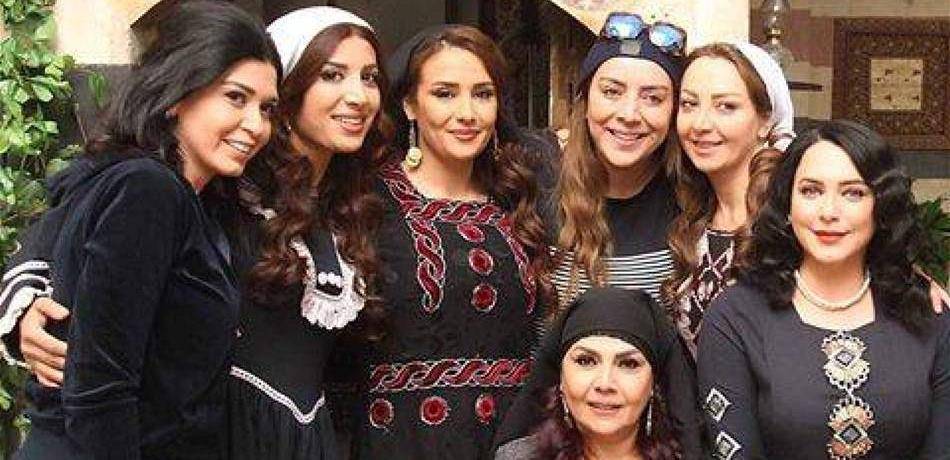 نجمة "باب الحارة" تثير الجدل بقميص النوم (صورة)