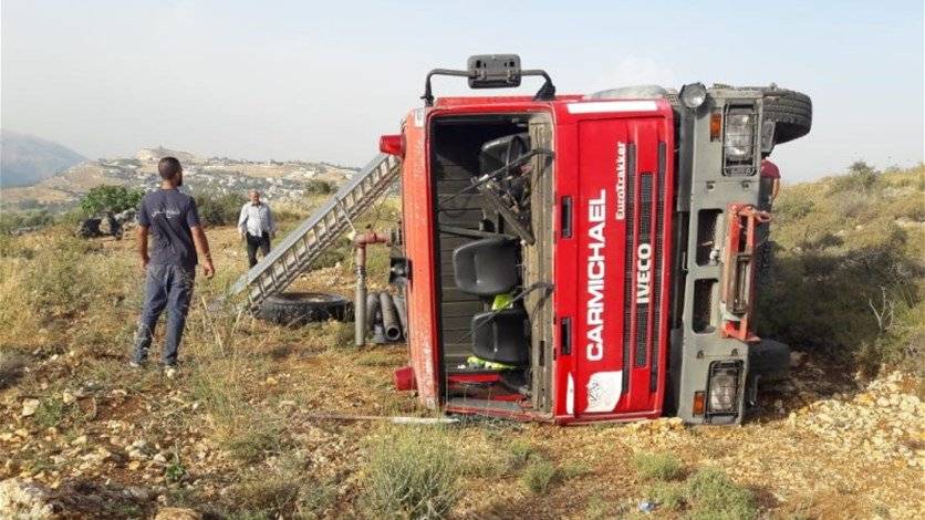 انقلاب سيارة إطفاء للدفاع المدني وإصابة سائقها