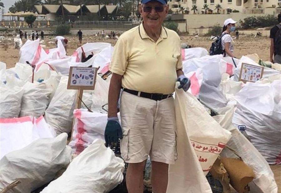 بالصورة: والد الوزير يشارك بحملة تنظيف الشاطىء اللبناني