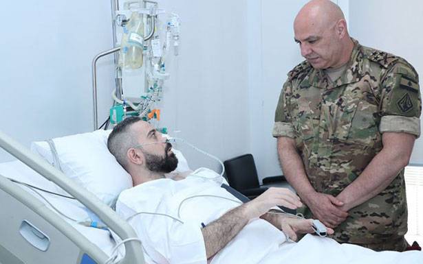 بحث مع جيرار أوضاع النازحين

قائـد الـجيش قدّم تـعازيه بـالشهداء

وعاد العسكري الجريح خالد الحروق