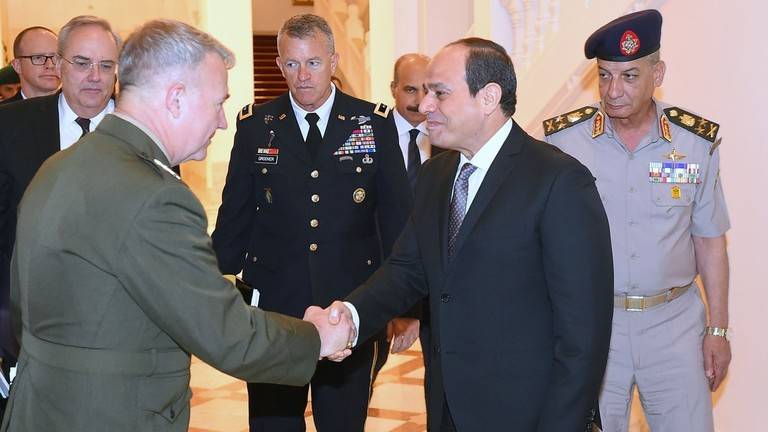 السيسي يستعرض جهود الجيش المصري في مكافحة الإرهاب مع القيادة المركزية الأمريكية