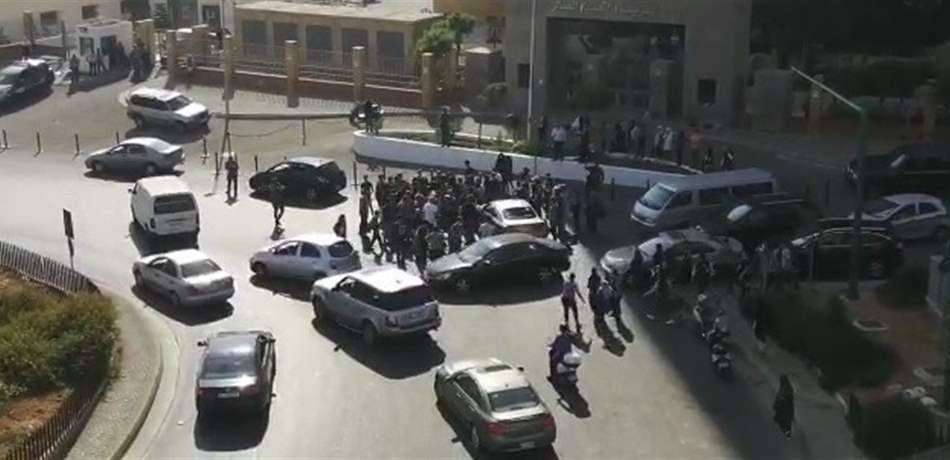 الطلاب المحرومون من بطاقات الترشيح يقطعون الطريق بأجسادهم أمام "التربية" (فيديو)