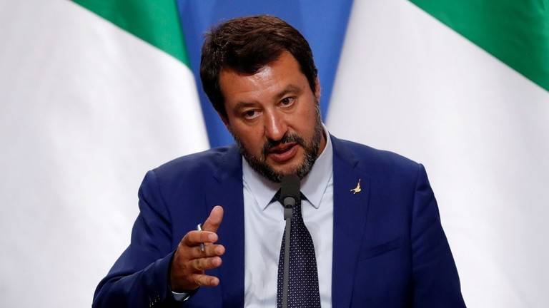 إيطاليا تتبنى قانونا يعاقب منقذي المهاجرين في البحر