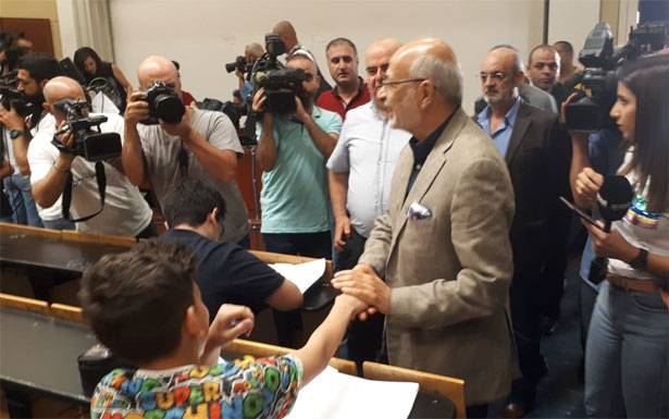 الطلاب المحرومون من المشاركة في الامتحانات

تجمعوا أمام وزارة التربية مع أهاليهم

ومديرة مدرستهم حاولت احراق نفسها احتجاجاً