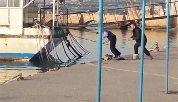 بالفيديو: شاب يرمي رجلاً مسناً يصطاد السمك في بحر صيدا.. وصديقه يصور الحادثة ضاحكاً !