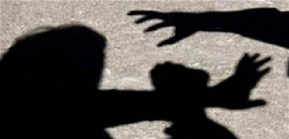 عاملة تضرب مخدومتها بعصا.. وثانية تسرق مبلغ 18 ألف دولار!
