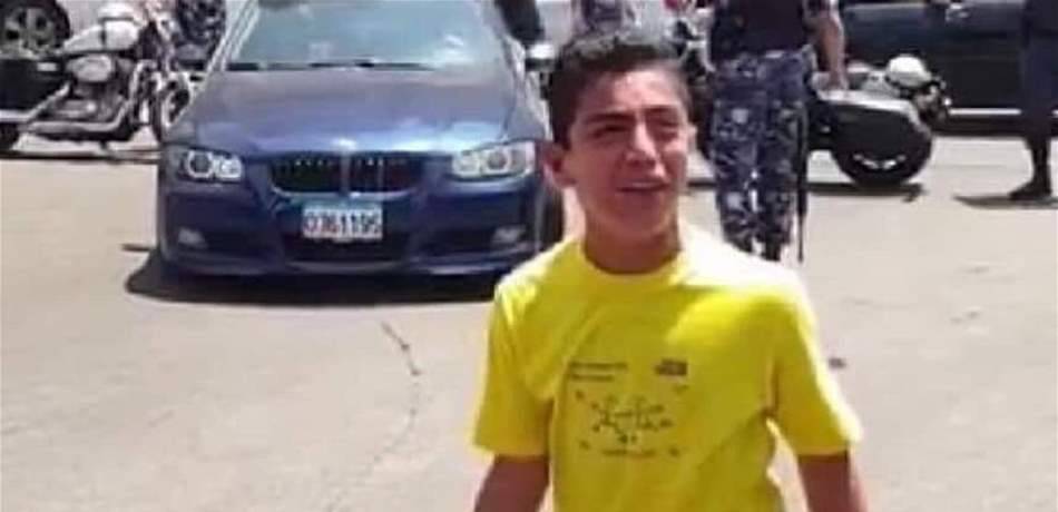 الطالب صاحب التيشرت الصفراء يتحول إلى "أيقونة".. بكى بحرقة: "بدنا البطاقات"! (فيديو)